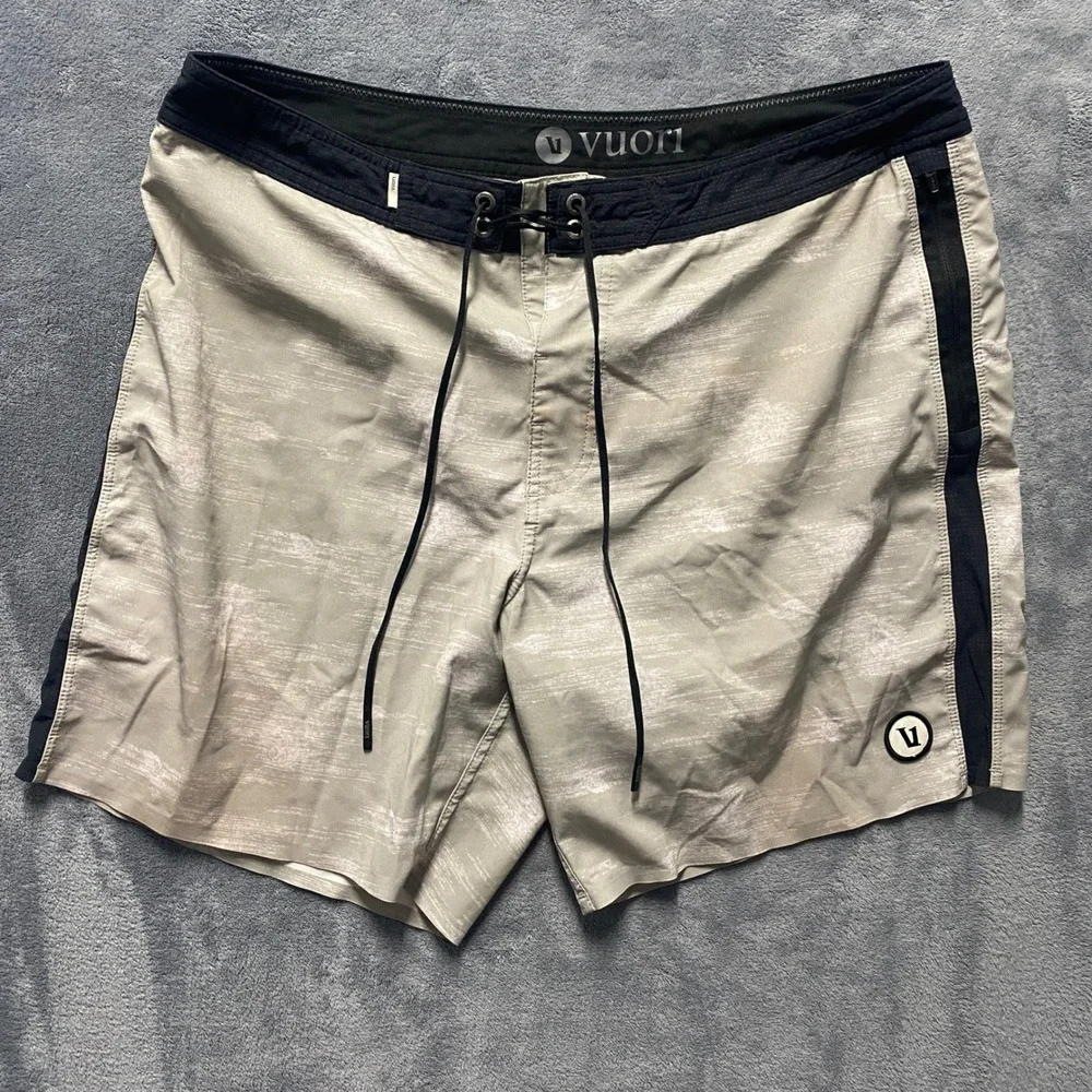 Vuori Cruise Boardshorts Mens 34 Grey White Print Performance Swim Trunks V311